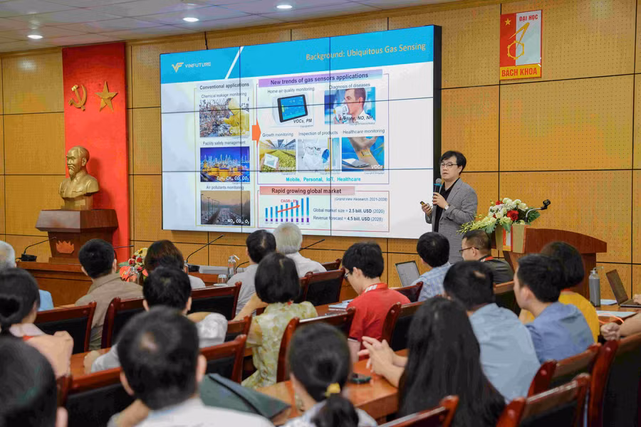 GS. Park Inkyu – Giáo sư chủ nhiệm tại Khoa Kỹ thuật Cơ khí thuộc Viện Khoa học và Công nghệ tiên tiến Hàn Quốc (KAIST) trình bày chủ đề Giám sát môi trường thông minh bằng cảm biến không khí năng lượng thấp.