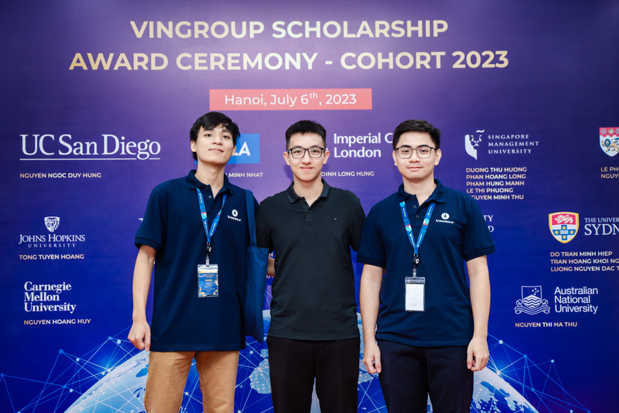 Học viên khóa 2 của Chương trình - Lý Phúc Thành (ngoài cùng bên phải), hiện đang theo học Thạc sĩ Robotics tại Trường Đại học Pennsylvania, Mỹ. Học viên khóa 2 của Chương trình - Lý Phúc Thành (ngoài cùng bên phải), hiện đang theo học Thạc sĩ Robotics tại Trường Đại học Pennsylvania, Mỹ.