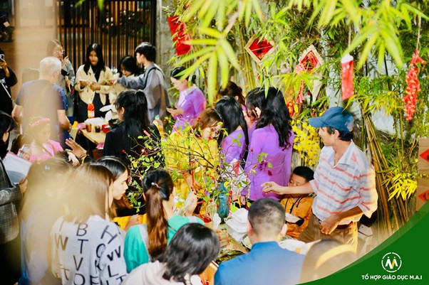 Một góc chợ Xuân mang đậm không khí chợ quê xưa do chính tay học viên M.A.I trang trí Một góc chợ Xuân mang đậm không khí chợ quê xưa do chính tay học viên M.A.I trang trí