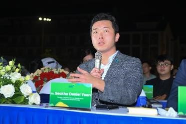 ThS. Daniel Yoon đặt câu hỏi cho các đội thi bằng tiếng Anh trong đêm chung kết. ThS. Daniel Yoon đặt câu hỏi cho các đội thi bằng tiếng Anh trong đêm chung kết.