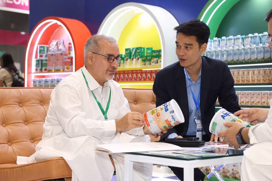 Các khách hàng lớn đến từ khu vực Trung Đông, thị trường truyền thống thế mạnh của Vinamilk về sản phẩm sữa bột trẻ em, bột dinh dưỡng.