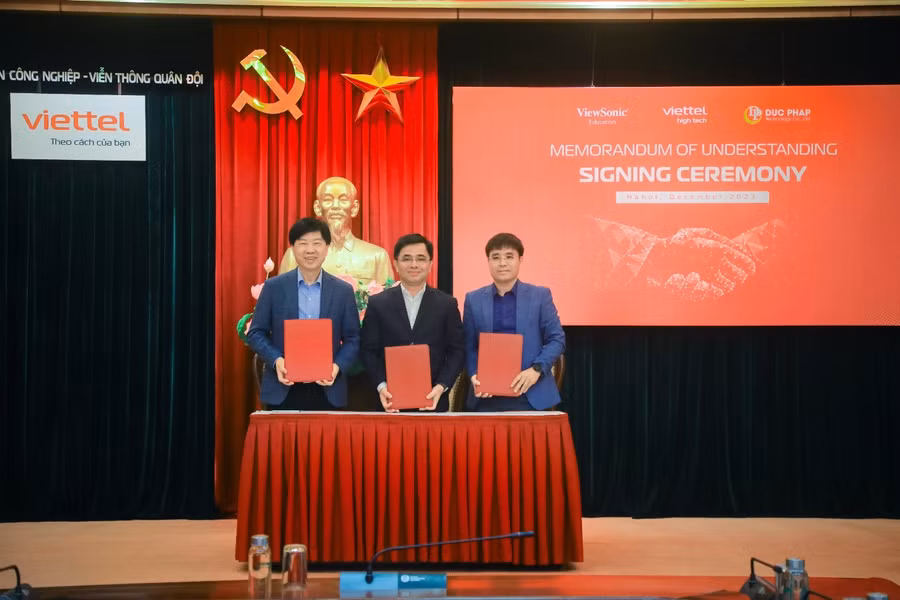 Đại diện tập đoàn ViewSonic, tổng công ty Công nghiệp Công nghệ cao Viettel (Viettel High Tech), công ty TNHH Thương mại và Phát triển Công nghệ Đức Pháp trong lễ ký kết