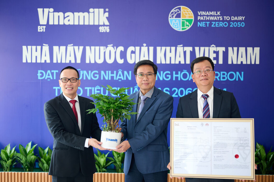 Ông Lê Hoàng Minh, GĐĐH Sản xuất của Vinamilk trao tặng cây lưu niệm cho đại diện BSI Việt Nam Ông Lê Hoàng Minh, GĐĐH Sản xuất của Vinamilk trao tặng cây lưu niệm cho đại diện BSI Việt Nam