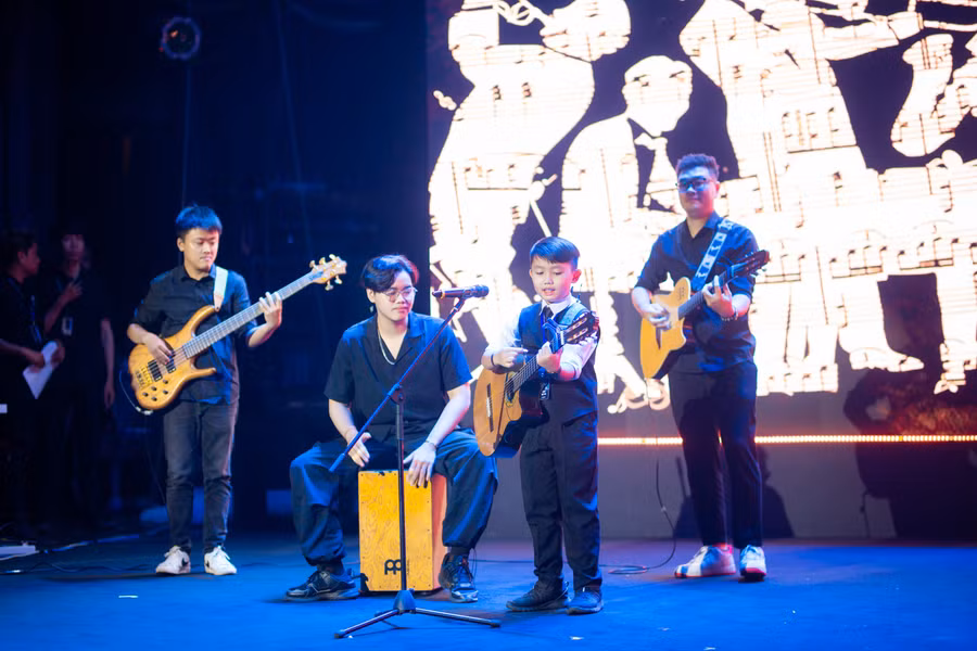 Việt Anh (8 tuổi) đàn guitar và hát bài Lemon tree và Stand by me.