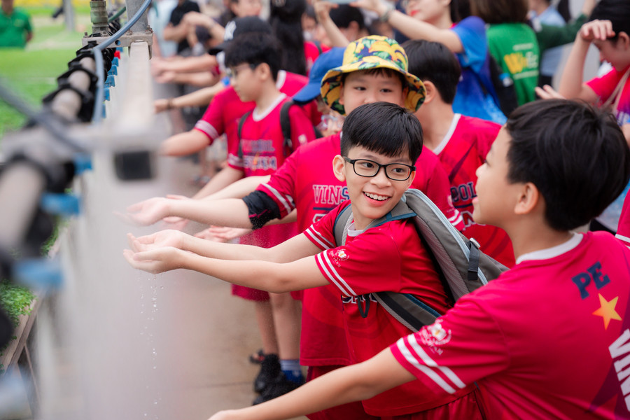 Các bạn học sinh thích thú trải nghiệm hệ thống tưới cây tự động. Các bạn nhỏ đều thấy rất hứng thú với công nghệ chăm sóc cây trồng tại nông trường. Các bạn học sinh thích thú trải nghiệm hệ thống tưới cây tự động. Các bạn nhỏ đều thấy rất hứng thú với công nghệ chăm sóc cây trồng tại nông trường.