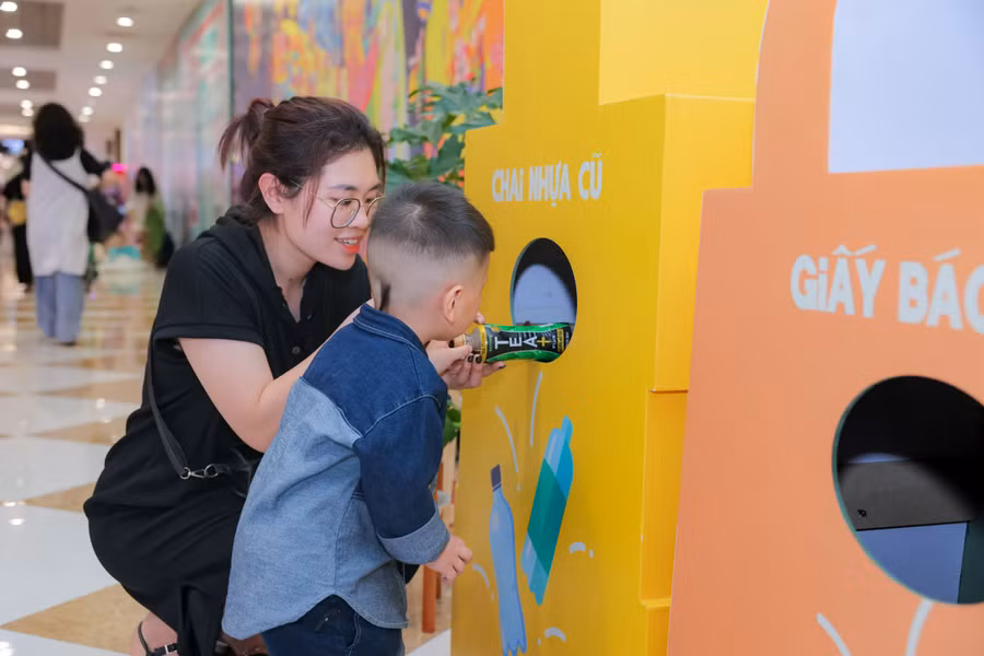 Trải nghiệm sống Xanh tại TTTM Vincom thu hút khách hàng mọi lứa tuổi. Trải nghiệm sống Xanh tại TTTM Vincom thu hút khách hàng mọi lứa tuổi.