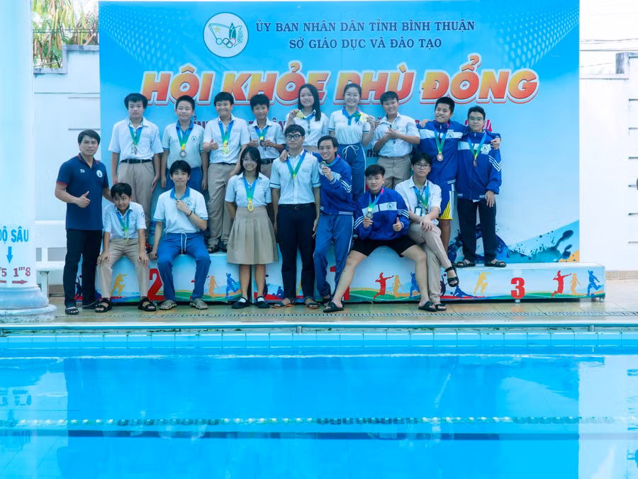 Đội tuyển bơi lội Trường THPT&THCS Lê Lợi. Ảnh: Lê Quang Phúc Đội tuyển bơi lội Trường THPT&THCS Lê Lợi. Ảnh: Lê Quang Phúc