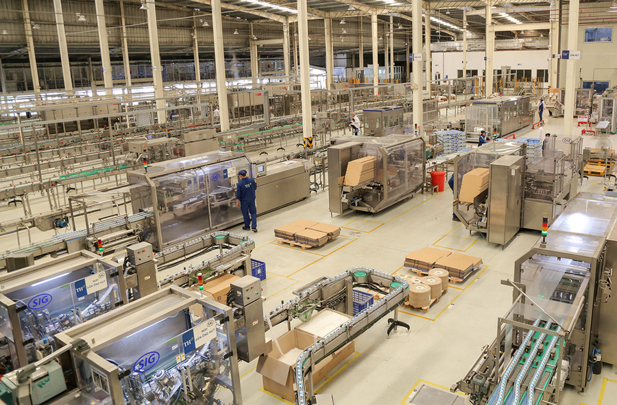 Dây chuyền chế biến sữa tươi TH true MILK tại Nhà máy chế biến sữa tươi sạch TH của Tập đoàn TH tại Nghĩa Đàn (Nghệ An). Hiện nhà máy đang vận hành 26 dây chuyền chế biến sữa và các sản phẩm từ sữa.