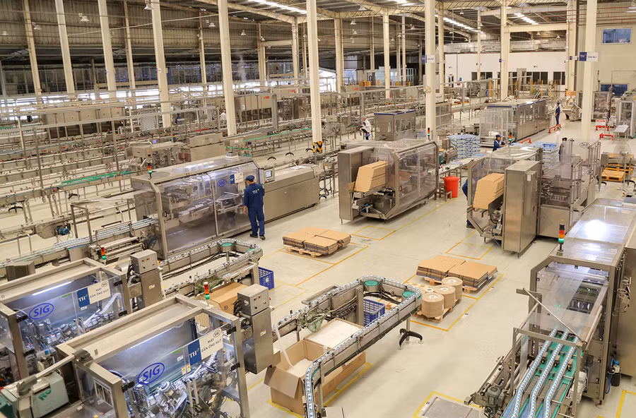 Dây chuyền chế biến sữa tươi TH true MILK tại Nhà máy chế biến sữa tươi sạch TH của Tập đoàn TH tại Nghĩa Đàn (Nghệ An). Hiện nhà máy đang vận hành 26 dây chuyền chế biến sữa và các sản phẩm từ sữa.