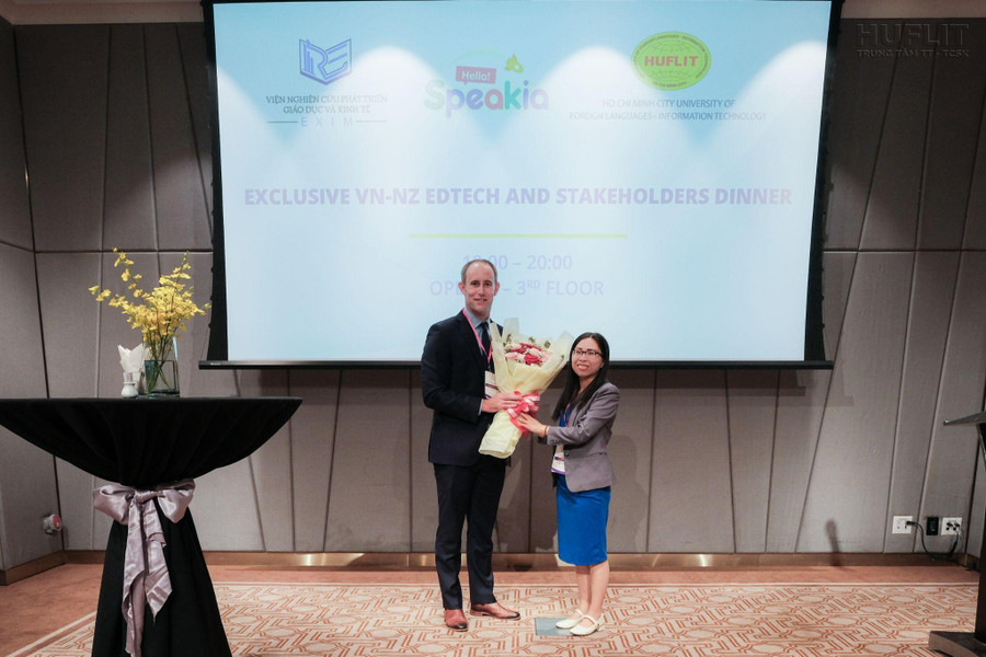 Bà Võ Thị Mỹ Dung tặng hoa thay lời cảm ơn sự ủng hộ và công nhận của Tổng Lãnh Sự Quán New Zealand đối với Speakia Bà Võ Thị Mỹ Dung tặng hoa thay lời cảm ơn sự ủng hộ và công nhận của Tổng Lãnh Sự Quán New Zealand đối với Speakia