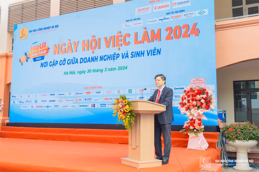 PGS.TS.Phạm Văn Đông – Phó Hiệu trưởng Đại học Công nghiệp Hà Nội phát biểu tại Ngày hội việc làm 2024
