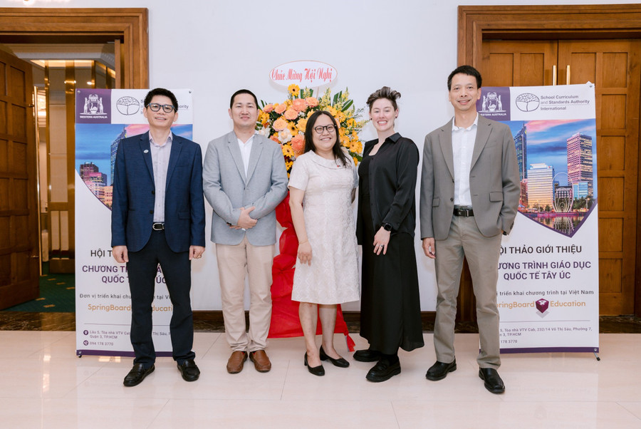 Đại diện VMB Group cùng Đại diện Bộ Giáo dục Tây Úc và Đại diện Đại Sứ Quán Úc chụp hình lưu niệm Đại diện VMB Group cùng Đại diện Bộ Giáo dục Tây Úc và Đại diện Đại Sứ Quán Úc chụp hình lưu niệm