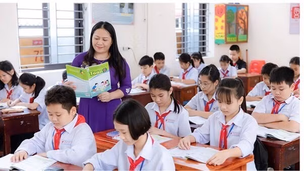 Cô và trò trong tiết học Toán