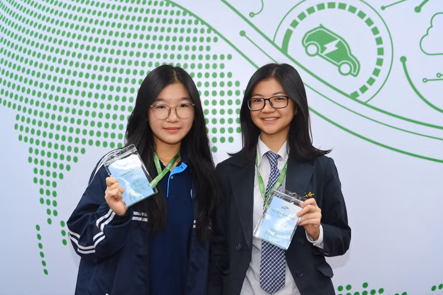 Bạn Phạm Bằng An và bạn Nguyễn Trần Minh Khuê, thành viên đội LifeSphere.