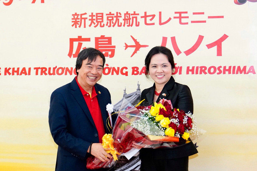 Ông Nguyễn Đức Thịnh, Phó Tổng Giám đốc Vietjet và Tổng Lãnh sự quán Việt Nam tại Fukuoka Vũ Chi Mai cùng chào đón đường bay mới của Vietjet Ông Nguyễn Đức Thịnh, Phó Tổng Giám đốc Vietjet và Tổng Lãnh sự quán Việt Nam tại Fukuoka Vũ Chi Mai cùng chào đón đường bay mới của Vietjet