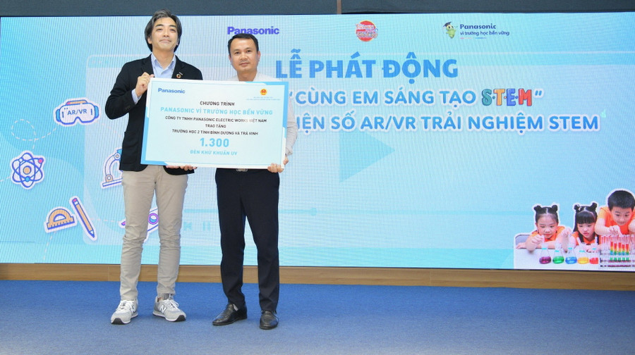 Ông Oka Hiroyuki - Giám đốc Công ty Panasonic Việt Nam (bên trái) trao biểu trưng đèn khử khuẩn tia UV cho đại diện Bộ GD&amp;ĐT.