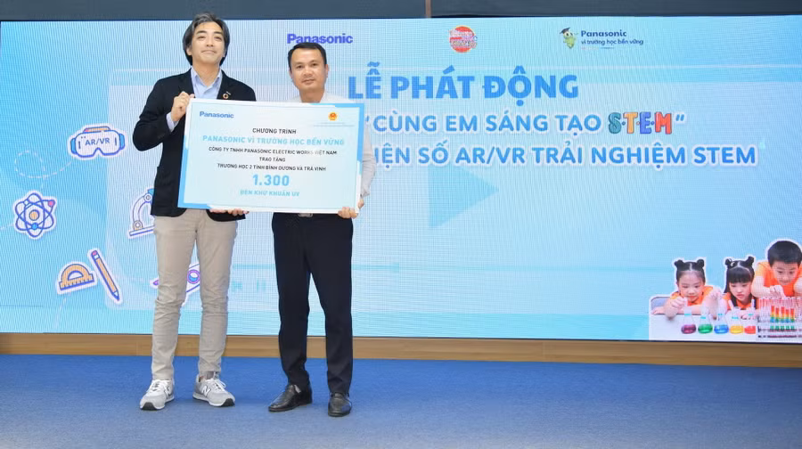 Ông Oka Hiroyuki - Giám đốc Công ty Panasonic Việt Nam (bên trái) trao biểu trưng đèn khử khuẩn tia UV cho đại diện Bộ GD&amp;ĐT.