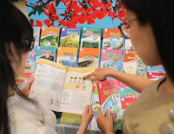 Phụ huynh tìm hiểu SGK