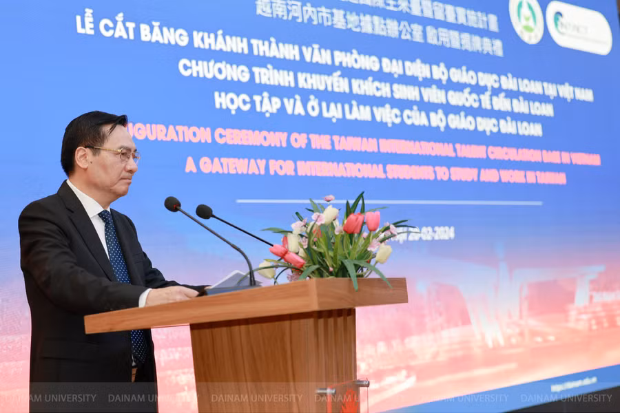 TS. Phạm Như Nghệchúc mừng và đánh giá cao tính chủ động, đi đầu trong việc hợp tác nước ngoài để đào tạo nguồn nhân lực chất lượng cao của trường Đại học Đại Nam.