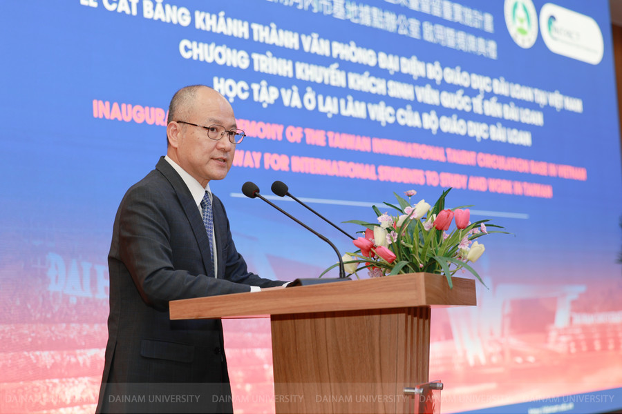 Công sứ Lâm Dịch Dân: "Tất cả các cơ sở đào tạo có nhu cầu đưa sinh viên sang Đài Loan học tập, ở lại làm việc đều phải thông qua văn phòng đại diện chính thống đặt tại trường Đại học Đại Nam”. Công sứ Lâm Dịch Dân: "Tất cả các cơ sở đào tạo có nhu cầu đưa sinh viên sang Đài Loan học tập, ở lại làm việc đều phải thông qua văn phòng đại diện chính thống đặt tại trường Đại học Đại Nam”.