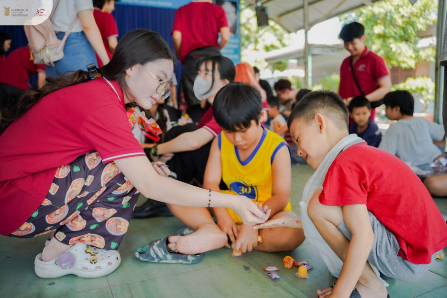 Những khó khăn không thể làm vơi đi nụ cười hồn nhiên của các em nhỏ Những khó khăn không thể làm vơi đi nụ cười hồn nhiên của các em nhỏ