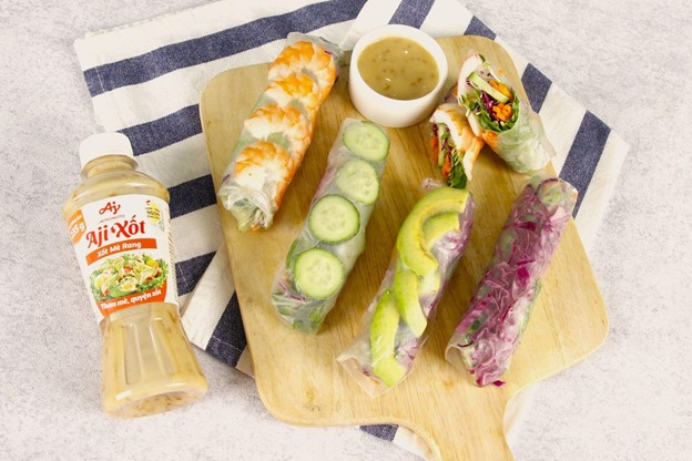 Cuốn bơ tôm xốt mè rang - Món gói cuốn lạ miệng, hấp dẫn. Cuốn bơ tôm xốt mè rang - Món gói cuốn lạ miệng, hấp dẫn.