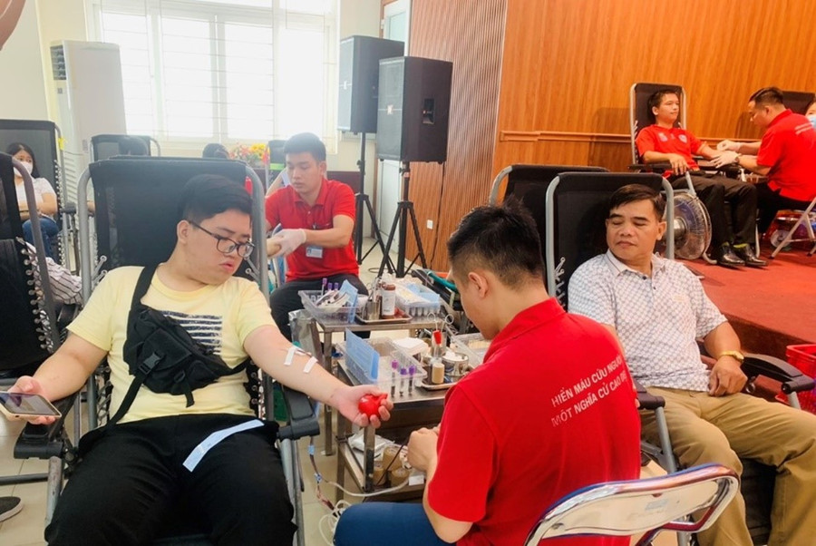 Cô Thúy Hạnh và gia đình tham gia hiến máu nhân đạo