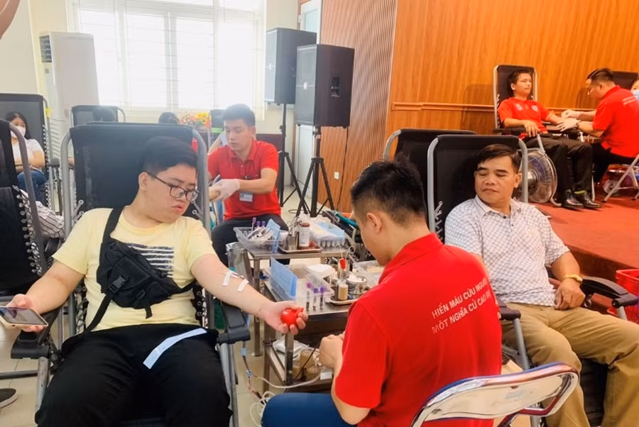 Cô Thúy Hạnh và gia đình tham gia hiến máu nhân đạo