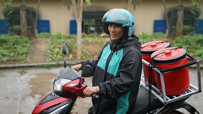 Điểm trường không có bếp nên cô giáo ngày ngày phải đi xa 11km lấy cơm trưa cho các con Điểm trường không có bếp nên cô giáo ngày ngày phải đi xa 11km lấy cơm trưa cho các con