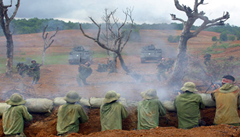 Trước câu hỏi của Đội trưởng Phong: “Có ai tiếc cuộc sống bình yên không?” Hoàng đã không ngần ngại nói: “Chúng em cũng hơi tiếc ạ. Nhưng còn hối tiếc hơn nếu như trong đội ngũ những người ra trận hôm nay không có chúng em”.