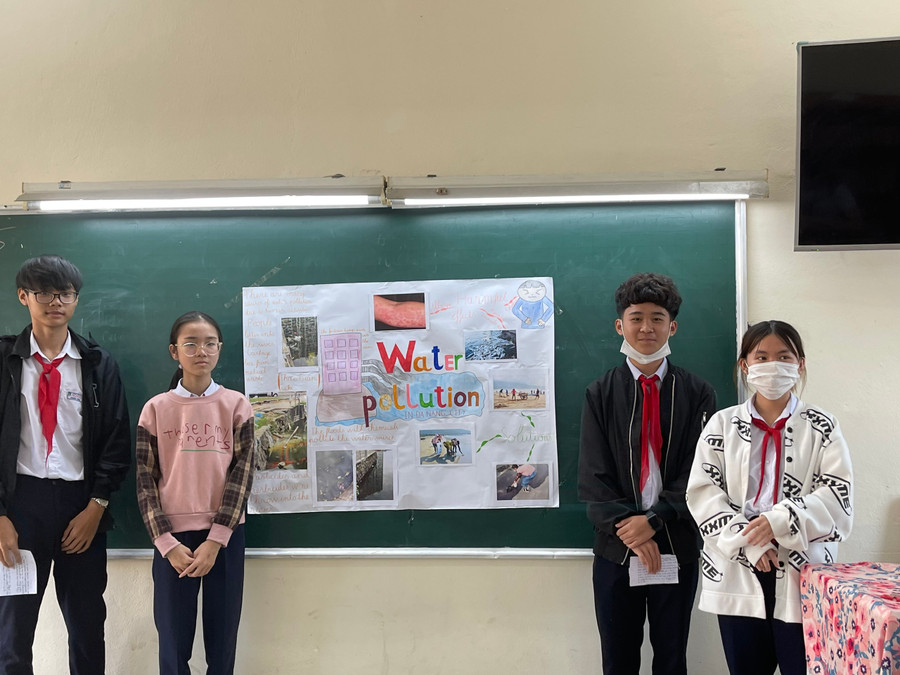 Học sinh Trường THCS Trưng Vương báo cáo kết quả dự án học tập trong giờ học Anh văn. Học sinh Trường THCS Trưng Vương báo cáo kết quả dự án học tập trong giờ học Anh văn.