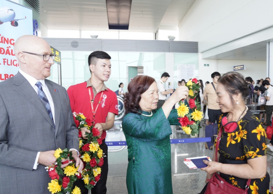 Phó Chủ tịch HĐQT Vietjet Nguyễn Thanh Hà, Quyền Phó Đại sứ Australia tại Việt Nam - Ông Daniel Ross cùng chào đón các hành khách bay từ Hà Nội đến Melbourne Phó Chủ tịch HĐQT Vietjet Nguyễn Thanh Hà, Quyền Phó Đại sứ Australia tại Việt Nam - Ông Daniel Ross cùng chào đón các hành khách bay từ Hà Nội đến Melbourne