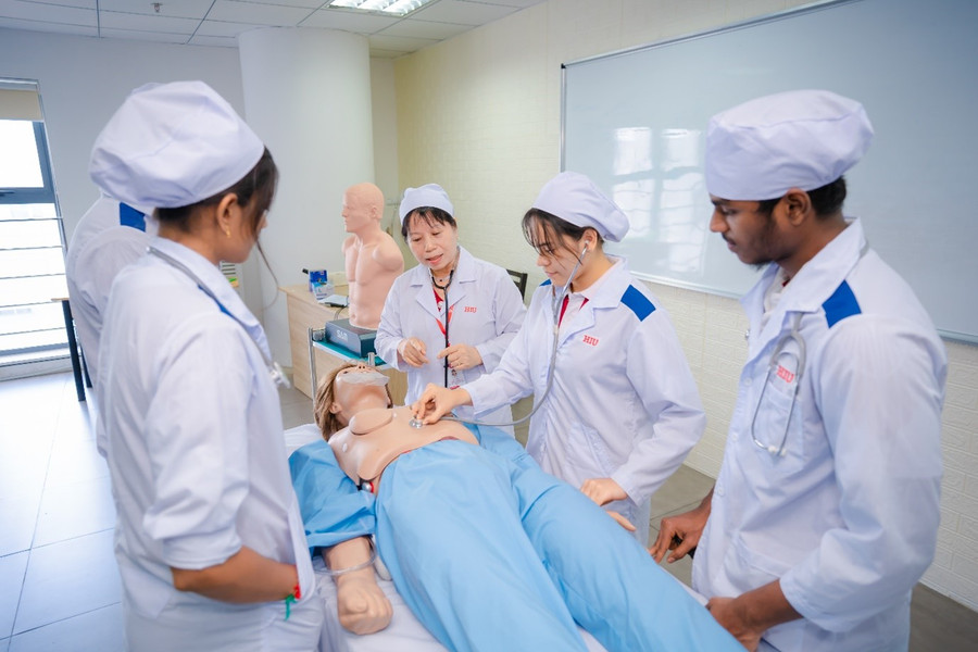 Sinh viên khoa Y HIU được học thực hành với những mô hình mô phỏng hiện đại. Sinh viên khoa Y HIU được học thực hành với những mô hình mô phỏng hiện đại.