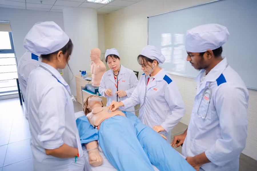 Sinh viên khoa Y HIU được học thực hành với những mô hình mô phỏng hiện đại.