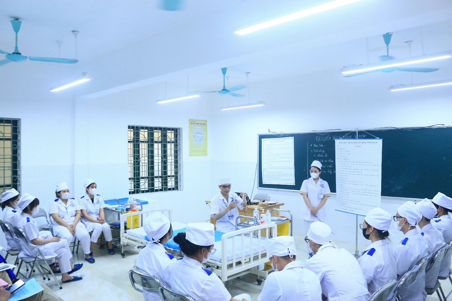 Sinh viên học ngành Điều dưỡng thực hành mô phỏng nghề ngay tại trường học.
