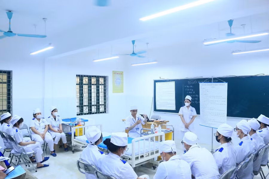 Sinh viên học ngành Điều dưỡng thực hành mô phỏng nghề ngay tại trường học.