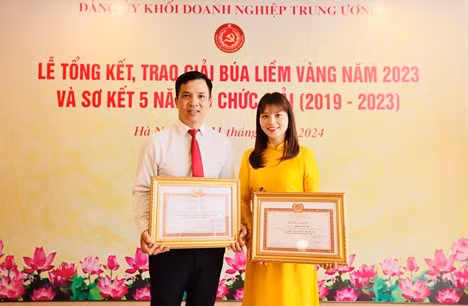 Đại diện Ban Tuyên giáo Đảng ủy Agribank tại Lễ tổng kết, trao giải Búa liềm vàng năm 2023.