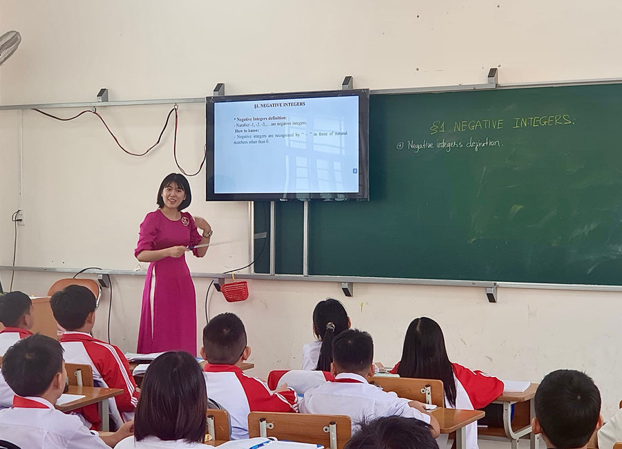 Giáo viên Kon Tum ứng dụng AI vào bài giảng điện tử tiếng Anh.