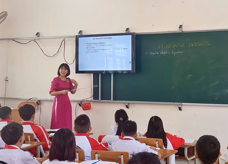 Giáo viên Kon Tum ứng dụng AI vào bài giảng điện tử tiếng Anh.