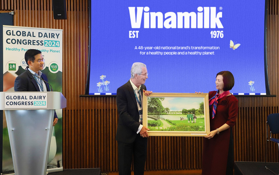 Đại diện Vinamilk trao tặng bức tranh trang trại Green Farm của Vinamilk đến chủ tịch hội nghị sữa toàn cầu - ông Richard Hall (bên trái) Đại diện Vinamilk trao tặng bức tranh trang trại Green Farm của Vinamilk đến chủ tịch hội nghị sữa toàn cầu - ông Richard Hall (bên trái)