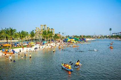 Công viên giải trí VinWonders Wave Park & Water Park sôi động. Công viên giải trí VinWonders Wave Park & Water Park sôi động.