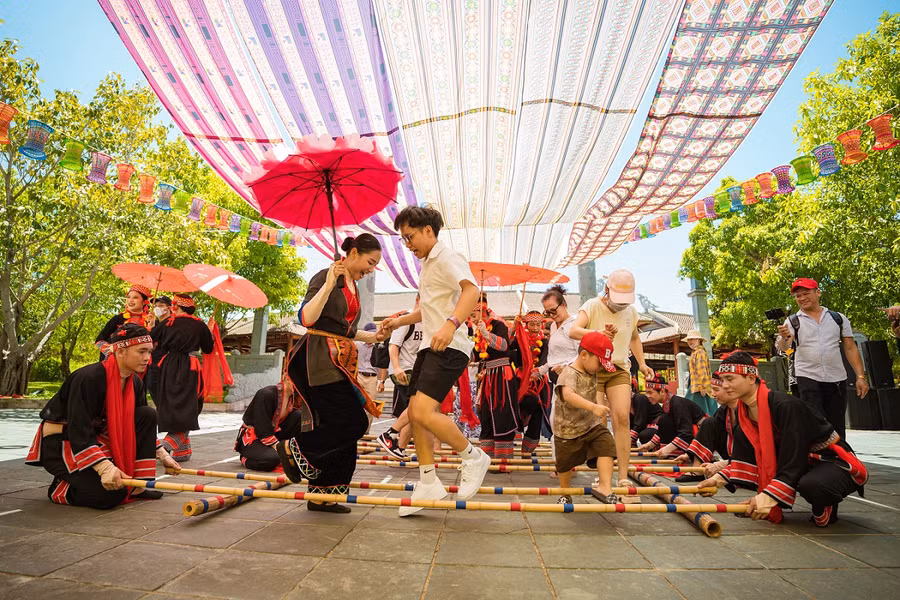 Du khách thích thú tham gia nhảy sạp Tây Bắc.