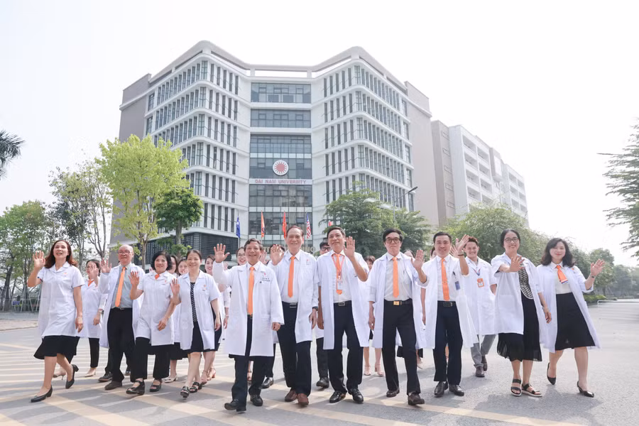 Hiện DNU có hơn 1.000 cán bộ, giảng viên giỏi chuyên môn, tận tâm với người học.