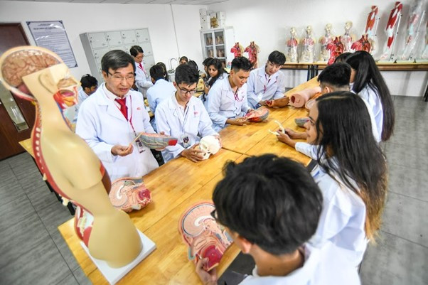 Sinh viên khối sức khoẻ HIU được học với hệ thống hàng trăm phòng thực hành với nhiều thiết bị hiện đại. Sinh viên khối sức khoẻ HIU được học với hệ thống hàng trăm phòng thực hành với nhiều thiết bị hiện đại.