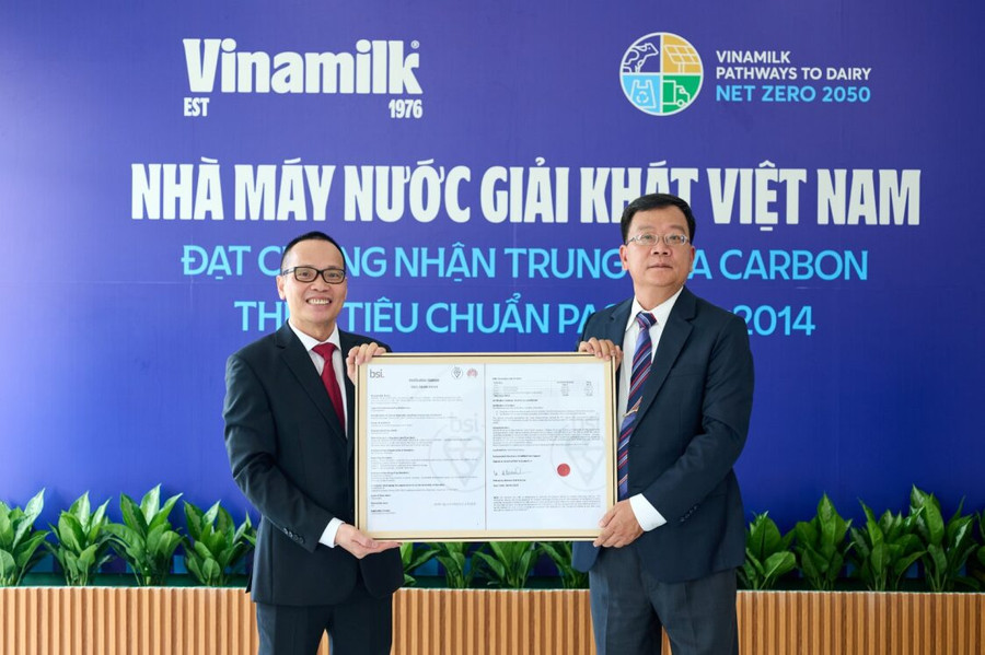 Vinamilk hiện có 3 đơn vị đạt chứng nhận trung hòa Carbon PAS 2060:2014. Vinamilk hiện có 3 đơn vị đạt chứng nhận trung hòa Carbon PAS 2060:2014.