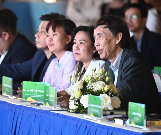 PGS.TS. Hồ Thị Thanh Vân, Viện Trưởng Viện nghiên cứu và phát triển sinh học nông nghiệp tiên tiến - Trường ĐH Nguyễn Tất Thành (thứ hai từ phải sang). PGS.TS. Hồ Thị Thanh Vân, Viện Trưởng Viện nghiên cứu và phát triển sinh học nông nghiệp tiên tiến - Trường ĐH Nguyễn Tất Thành (thứ hai từ phải sang).