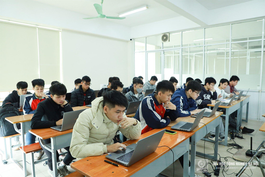 Sinh viên nhà trường làm các bài kiểm tra về IQ để ứng tuyển vào làm việc tại Công ty HCL Technologies Sinh viên nhà trường làm các bài kiểm tra về IQ để ứng tuyển vào làm việc tại Công ty HCL Technologies