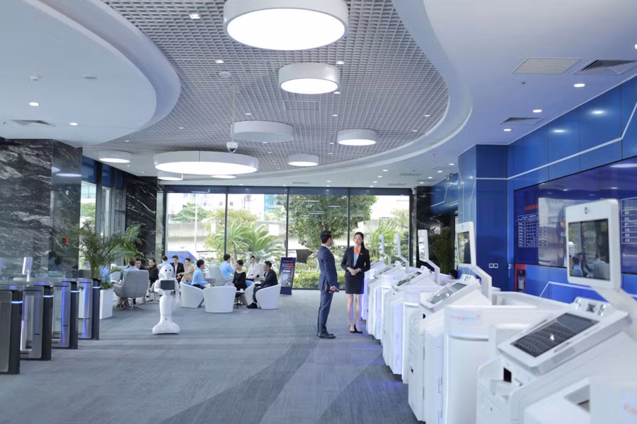 Bên cạnh đó, cư dân còn được tận hưởng đặc quyền tiện ích tài chính thông minh với ngân hàng số “không ngủ” và máy giao dịch tự động STM Bên cạnh đó, cư dân còn được tận hưởng đặc quyền tiện ích tài chính thông minh với ngân hàng số “không ngủ” và máy giao dịch tự động STM