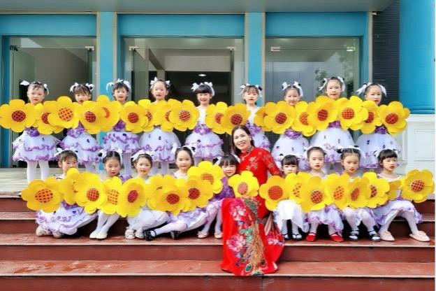 Cô Nguyễn Thị Hằng cùng học trò của mình tại Trường Mầm non phường Hòa Mạc Cô Nguyễn Thị Hằng cùng học trò của mình tại Trường Mầm non phường Hòa Mạc