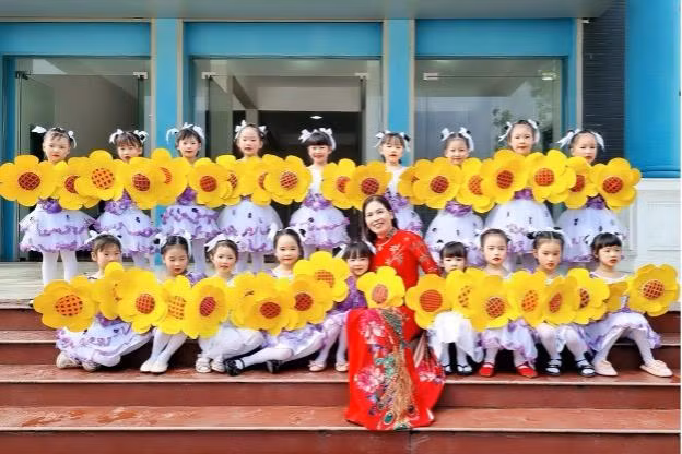 Cô Nguyễn Thị Hằng cùng học trò của mình tại Trường Mầm non phường Hòa Mạc